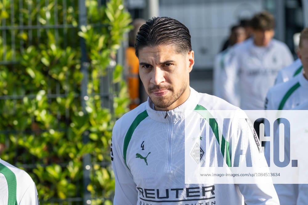 Kevin Diks (Borussia Moenchengladbach, 04) auf dem Weg zum Platz. Oeffentliches Training Borussia Moenchengladbach, Fussball, Bundesliga, Saison 2026 2027, 14.10.2026 oeffentliches Training Borussia Moenchengladbach, Fussball, Bundesliga, Saison 2026 2027, 14.10.2026 Moenchengladbach