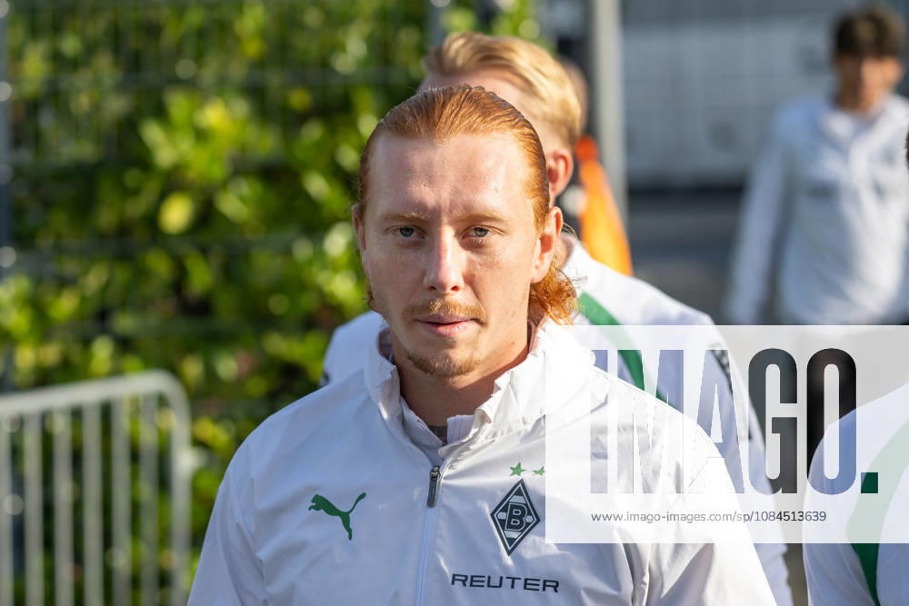 Yukhym Konoplia (Borussia Moenchengladbach, 22) auf dem Weg zum Platz. Oeffentliches Training Borussia Moenchengladbach, Fussball, Bundesliga, Saison 2026 2027, 14.10.2026 oeffentliches Training Borussia Moenchengladbach, Fussball, Bundesliga, Saison 2026 2027, 14.10.2026 Moenchengladbach