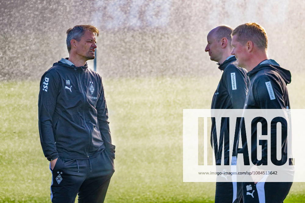 Alexander Blessin (Borussia Moenchengladbach, Trainer), Niklas Lanwehr (Borussia Moenchengladbach, Co-Trainer) und Markus Gellhaus (Borussia Moenchengladbach, Co-Trainer) im Gespraech vor dem Rasensprenger. Oeffentliches Training Borussia Moenchengladbach, Fussball, Bundesliga, Saison 2026 2027, 14.10.2026 oeffentliches Training Borussia Moenchengladbach, Fussball, Bundesliga, Saison 2026 2027, 14.10.2026 Moenchengladbach