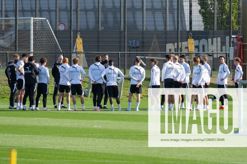 Alexander Blessin (Borussia Moenchengladbach, Trainer) weist die Mannschaft in den Ablauf des Trainings ein. Oeffentliches Training Borussia Moenchengladbach, Fussball, Bundesliga, Saison 2026 2027, 14.10.2026 oeffentliches Training Borussia Moenchengladbach, Fussball, Bundesliga, Saison 2026 2027, 14.10.2026 Moenchengladbach