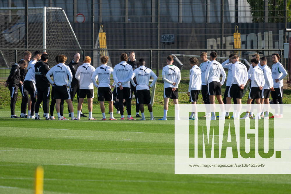 Alexander Blessin (Borussia Moenchengladbach, Trainer) erklaert der Mannschaft den Ablauf der Uebung. Oeffentliches Training Borussia Moenchengladbach, Fussball, Bundesliga, Saison 2026 2027, 14.10.2026 oeffentliches Training Borussia Moenchengladbach, Fussball, Bundesliga, Saison 2026 2027, 14.10.2026 Moenchengladbach