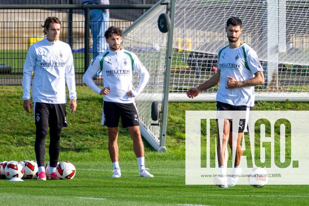 Tim Kleindienst (Borussia Moenchengladbach, 11) bei Passuebungen. Dahinter Florian Neuhaus (Borussia Moenchengladbach, 10) und Nicolas Gerrit Kuehn (Borussia Moenchengladbach, 19). Oeffentliches Training Borussia Moenchengladbach, Fussball, Bundesliga, Saison 2026 2027, 14.10.2026 oeffentliches Training Borussia Moenchengladbach, Fussball, Bundesliga, Saison 2026 2027, 14.10.2026 Moenchengladbach
