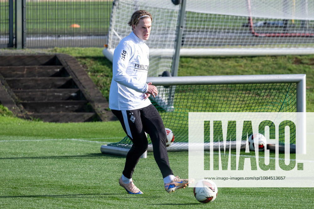David Herold (Borussia Moenchengladbach, 20) bei Passuebungen. Oeffentliches Training Borussia Moenchengladbach, Fussball, Bundesliga, Saison 2026 2027, 14.10.2026 oeffentliches Training Borussia Moenchengladbach, Fussball, Bundesliga, Saison 2026 2027, 14.10.2026 Moenchengladbach