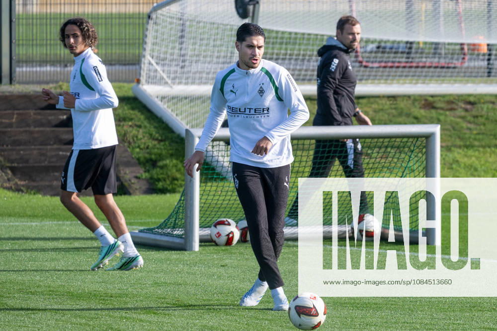 Kevin Diks (Borussia Moenchengladbach, 04) bei Passuebungen. Oeffentliches Training Borussia Moenchengladbach, Fussball, Bundesliga, Saison 2026 2027, 14.10.2026 oeffentliches Training Borussia Moenchengladbach, Fussball, Bundesliga, Saison 2026 2027, 14.10.2026 Moenchengladbach