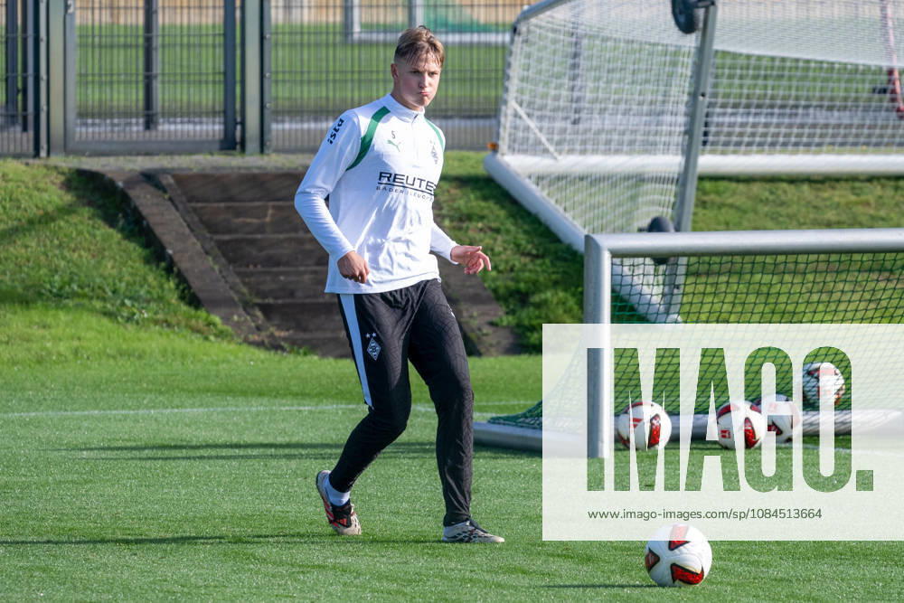 Jan Leszczynski (Borussia Moenchengladbach, 05) bei Passuebungen. Oeffentliches Training Borussia Moenchengladbach, Fussball, Bundesliga, Saison 2026 2027, 14.10.2026 oeffentliches Training Borussia Moenchengladbach, Fussball, Bundesliga, Saison 2026 2027, 14.10.2026 Moenchengladbach