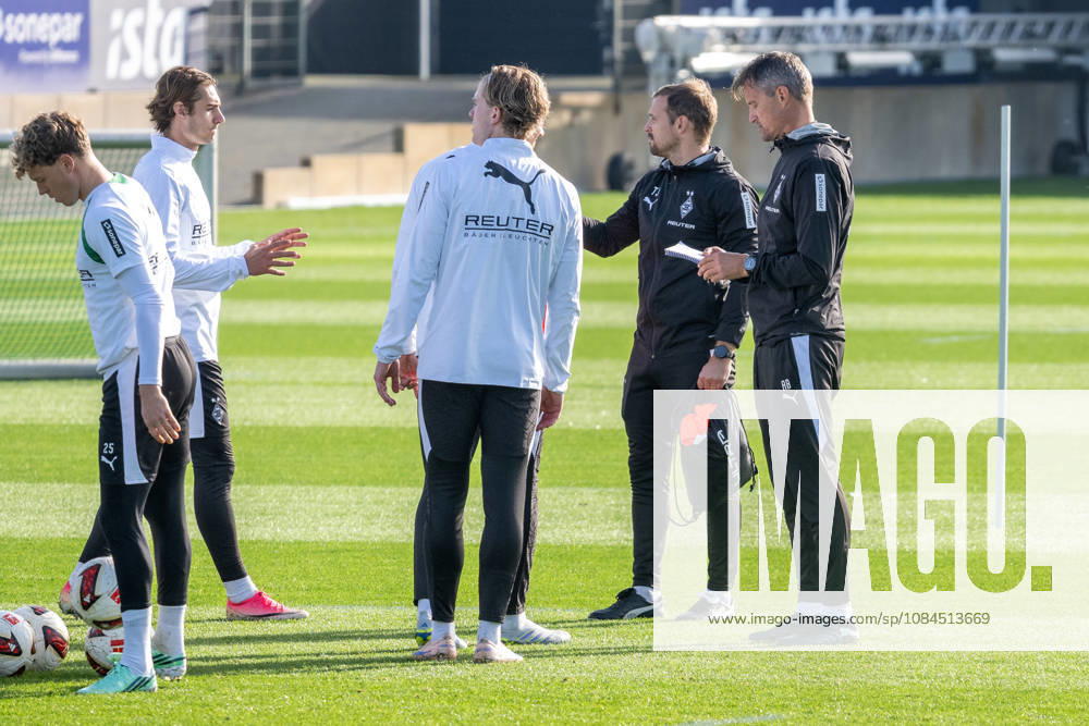 Alexander Blessin (Borussia Moenchengladbach, Trainer) teilt die Spieler in Gruppen ein. Oeffentliches Training Borussia Moenchengladbach, Fussball, Bundesliga, Saison 2026 2027, 14.10.2026 oeffentliches Training Borussia Moenchengladbach, Fussball, Bundesliga, Saison 2026 2027, 14.10.2026 Moenchengladbach