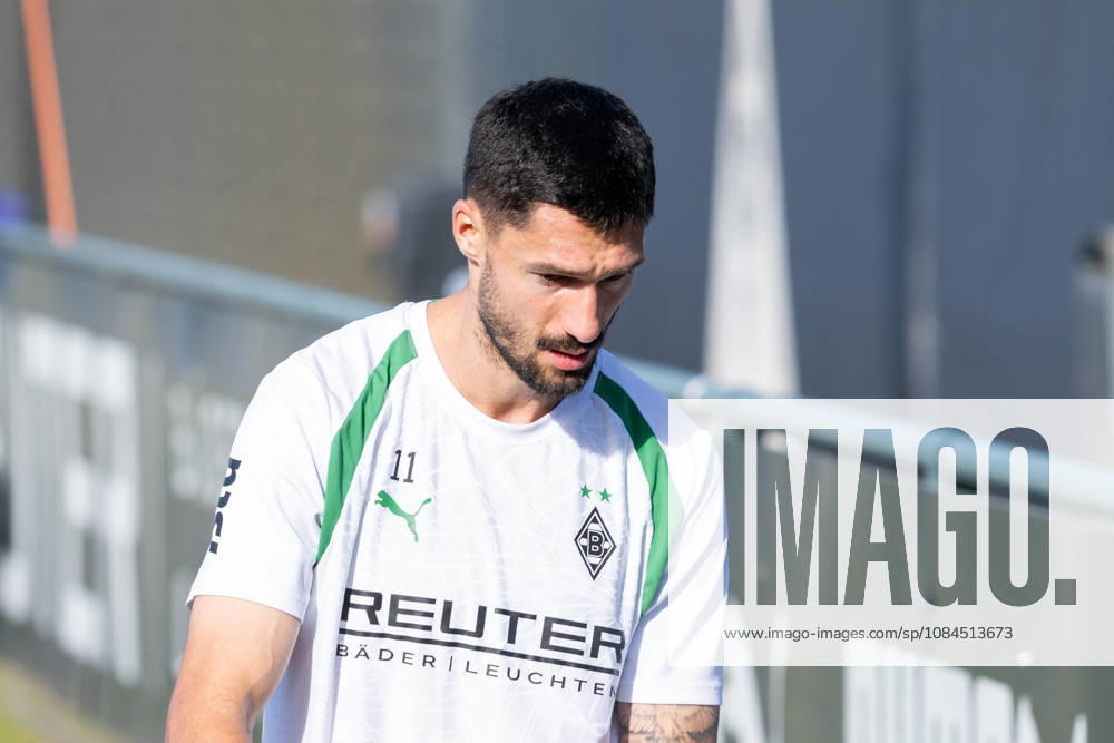 Tim Kleindienst (Borussia Moenchengladbach, 11) bricht das Training ab. Oeffentliches Training Borussia Moenchengladbach, Fussball, Bundesliga, Saison 2026 2027, 14.10.2026 oeffentliches Training Borussia Moenchengladbach, Fussball, Bundesliga, Saison 2026 2027, 14.10.2026 Moenchengladbach