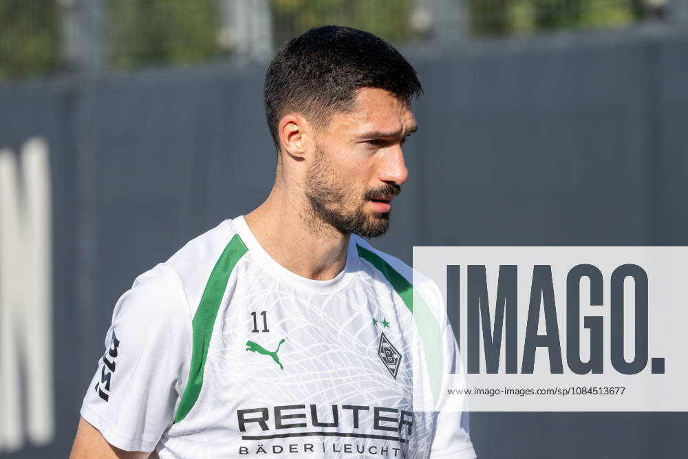 Tim Kleindienst (Borussia Moenchengladbach, 11) bricht das Training ab. Oeffentliches Training Borussia Moenchengladbach, Fussball, Bundesliga, Saison 2026 2027, 14.10.2026 oeffentliches Training Borussia Moenchengladbach, Fussball, Bundesliga, Saison 2026 2027, 14.10.2026 Moenchengladbach