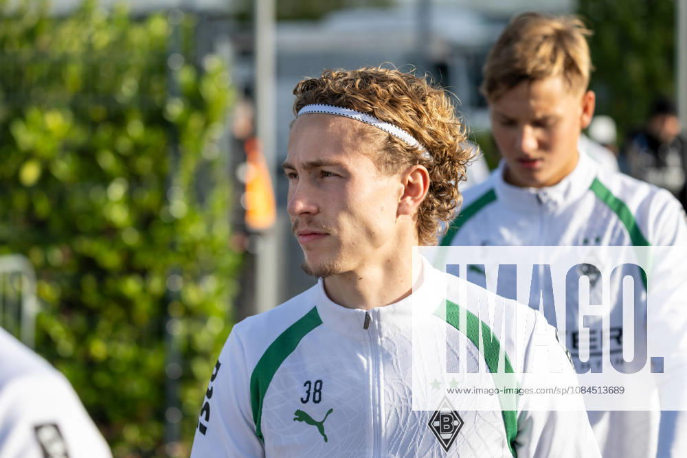 Hugo Bolin (Borussia Moenchengladbach, 38) auf dem Weg zum Platz. Oeffentliches Training Borussia Moenchengladbach, Fussball, Bundesliga, Saison 2026 2027, 14.10.2026 oeffentliches Training Borussia Moenchengladbach, Fussball, Bundesliga, Saison 2026 2027, 14.10.2026 Moenchengladbach