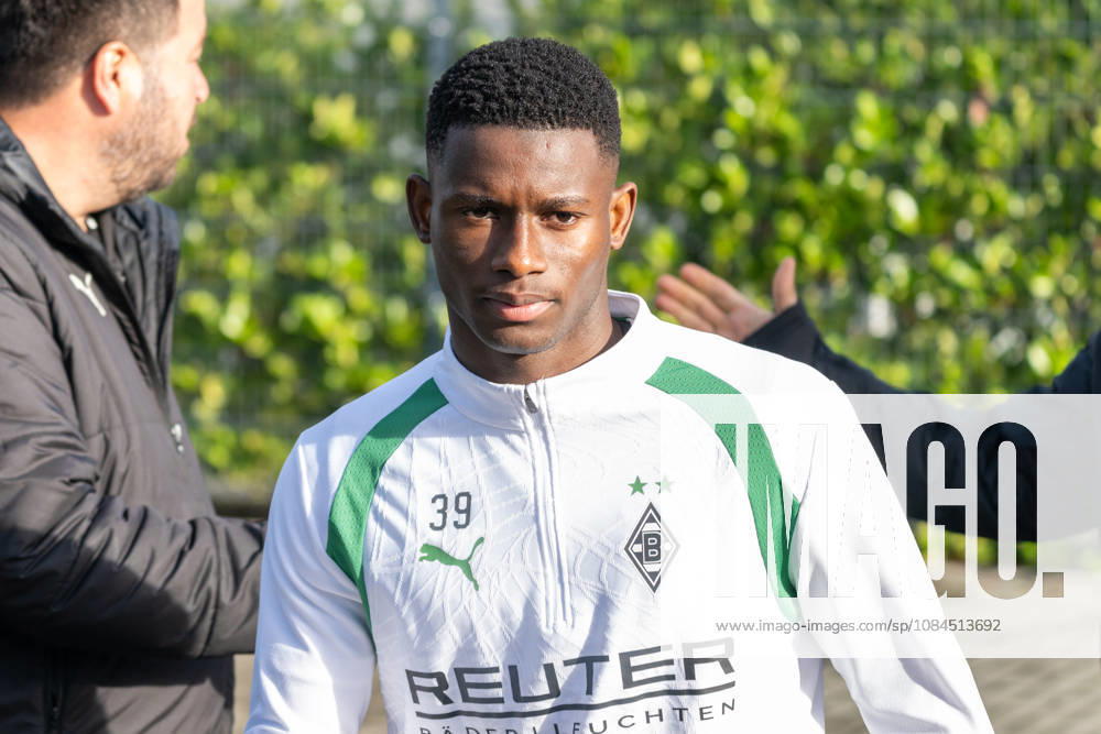 Iaia Manco Danfa (Borussia Moenchengladbach, 39) auf dem Weg zum Platz. Oeffentliches Training Borussia Moenchengladbach, Fussball, Bundesliga, Saison 2026 2027, 14.10.2026 oeffentliches Training Borussia Moenchengladbach, Fussball, Bundesliga, Saison 2026 2027, 14.10.2026 Moenchengladbach
