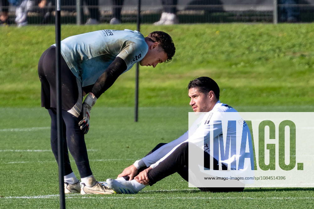 Kevin Diks (Borussia Moenchengladbach, 04) auf dem Boden. Dabei Jan Olchowsky (Borussia Moenchengladbach, 23). Oeffentliches Training Borussia Moenchengladbach, Fussball, Bundesliga, Saison 2026 2027, 14.10.2026 oeffentliches Training Borussia Moenchengladbach, Fussball, Bundesliga, Saison 2026 2027, 14.10.2026 Moenchengladbach
