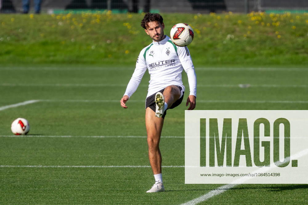 Nicolas Gerrit Kuehn (Borussia Moenchengladbach, 19) raeumt den Ball ab. Oeffentliches Training Borussia Moenchengladbach, Fussball, Bundesliga, Saison 2026 2027, 14.10.2026 oeffentliches Training Borussia Moenchengladbach, Fussball, Bundesliga, Saison 2026 2027, 14.10.2026 Moenchengladbach
