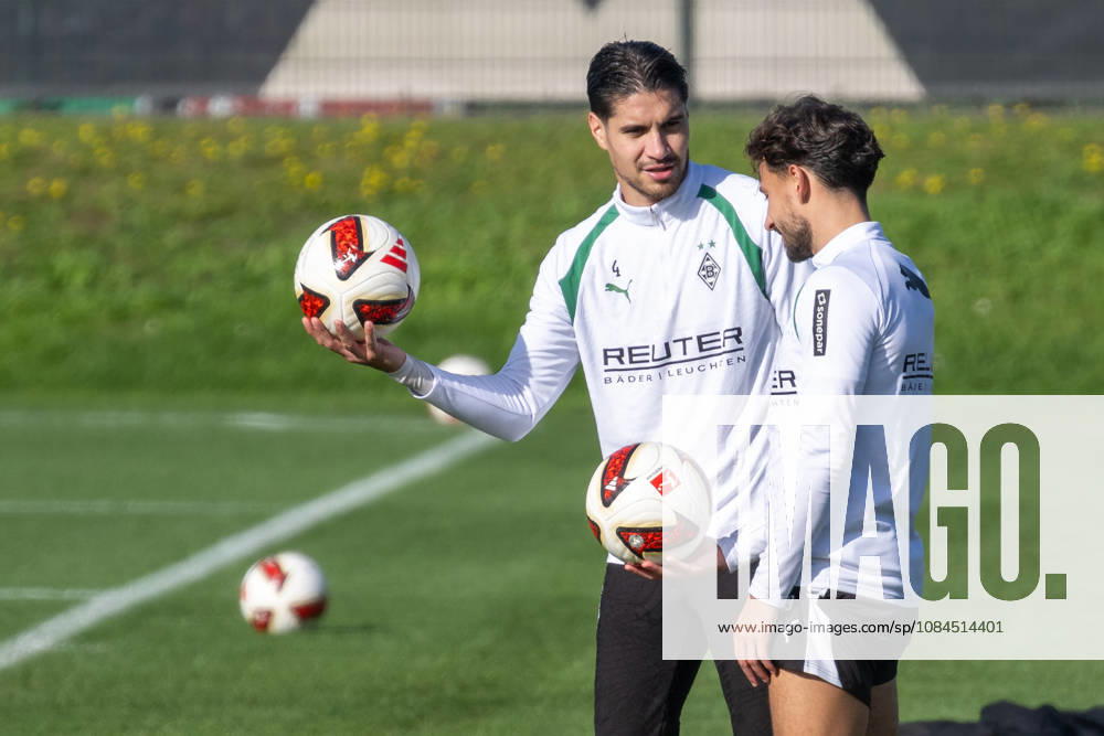 Kevin Diks (Borussia Moenchengladbach, 04) und Nicolas Gerrit Kuehn (Borussia Moenchengladbach, 19) im Gespraech. Oeffentliches Training Borussia Moenchengladbach, Fussball, Bundesliga, Saison 2026 2027, 14.10.2026 oeffentliches Training Borussia Moenchengladbach, Fussball, Bundesliga, Saison 2026 2027, 14.10.2026 Moenchengladbach
