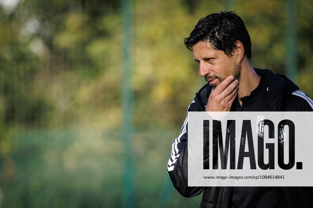Anderlecht s head coach Vitor Bruno pictured during a training session of Belgian soccer team RSC Anderlecht, Wednesday 14 October 2026 in Brussels. The team is preparing for the second match of the UEFA Europa League league phase against Croatian GNK Dinamo Zagreb tomorrow. KURTxDESPLENTER x189777849x
