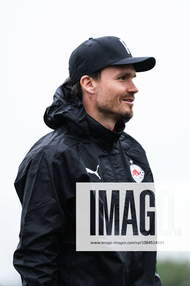 SOCCER - UEFA EL, RBS vs Milan SALZBURG,AUSTRIA,14.OCT.26 - SOCCER - UEFA Europa League, Red Bull Salzburg vs AC Milan, preview, training RBS. Image shows head coach Danny Roehl (RBS). GEPAxpictures Arellano