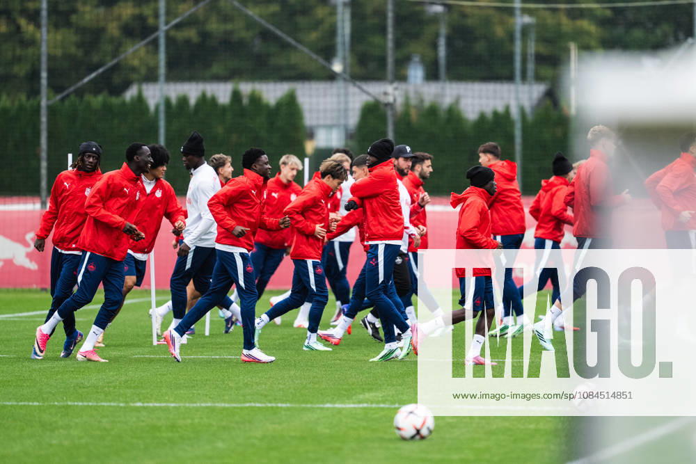 SOCCER - UEFA EL, RBS vs Milan SALZBURG,AUSTRIA,14.OCT.26 - SOCCER - UEFA Europa League, Red Bull Salzburg vs AC Milan, preview, training RBS. Image shows the team of RBS. GEPAxpictures Arellano