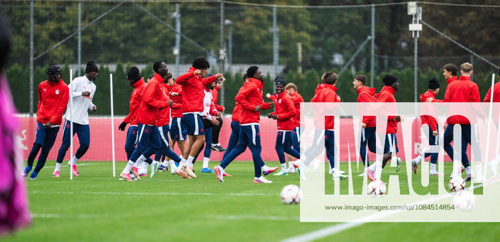 SOCCER - UEFA EL, RBS vs Milan SALZBURG,AUSTRIA,14.OCT.26 - SOCCER - UEFA Europa League, Red Bull Salzburg vs AC Milan, preview, training RBS. Image shows the team of RBS. GEPAxpictures Arellano