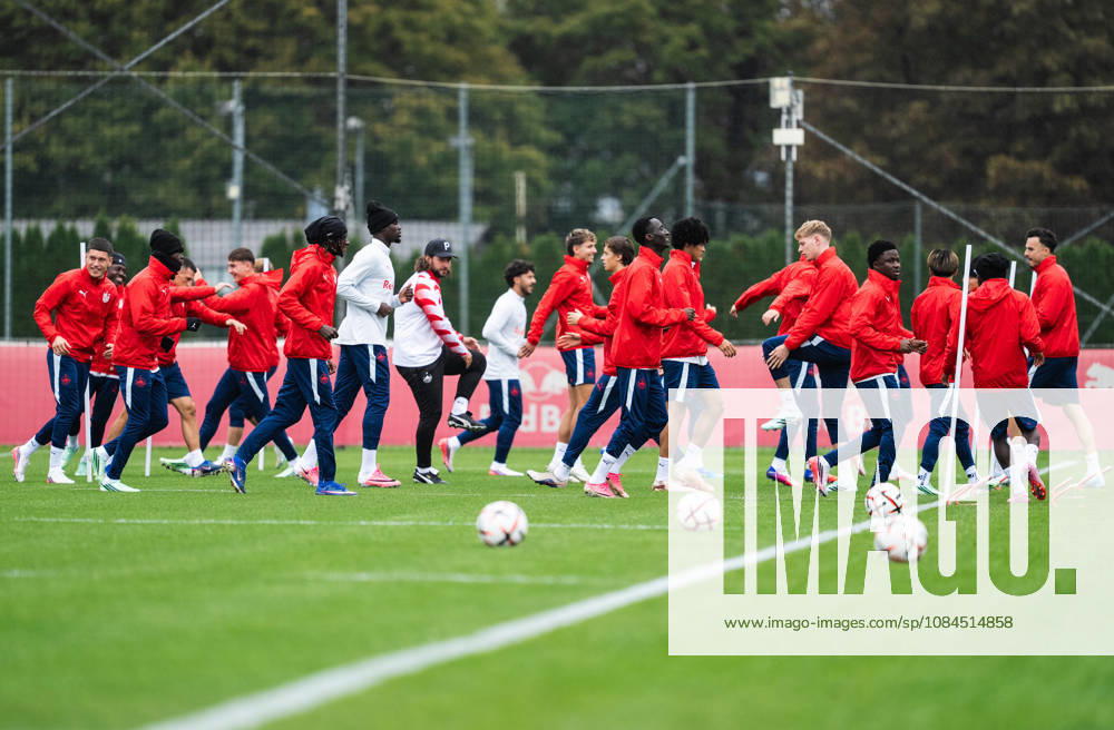 SOCCER - UEFA EL, RBS vs Milan SALZBURG,AUSTRIA,14.OCT.26 - SOCCER - UEFA Europa League, Red Bull Salzburg vs AC Milan, preview, training RBS. Image shows the team of RBS. GEPAxpictures Arellano