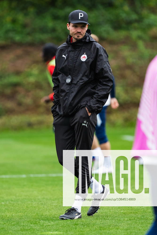 SOCCER - UEFA EL, RBS vs Milan SALZBURG,AUSTRIA,14.OCT.26 - SOCCER - UEFA Europa League, Red Bull Salzburg vs AC Milan, preview, training RBS. Image shows head coach Danny Roehl (RBS). GEPAxpictures Arellano