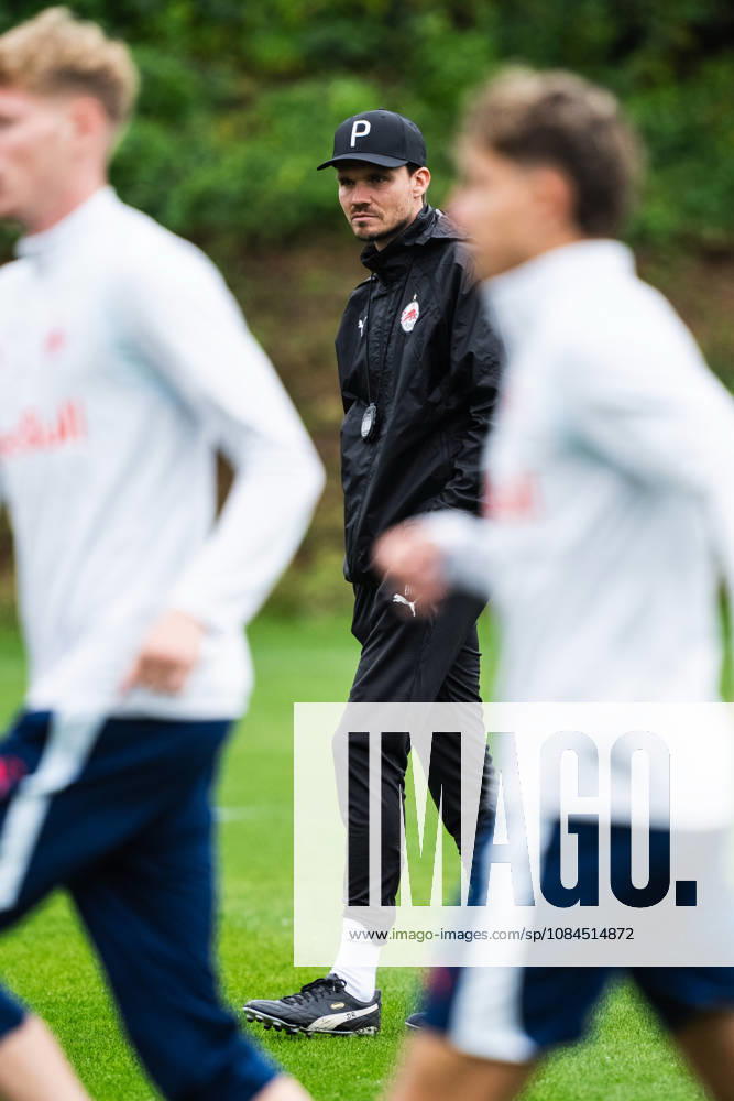 SOCCER - UEFA EL, RBS vs Milan SALZBURG,AUSTRIA,14.OCT.26 - SOCCER - UEFA Europa League, Red Bull Salzburg vs AC Milan, preview, training RBS. Image shows head coach Danny Roehl (RBS). GEPAxpictures Arellano