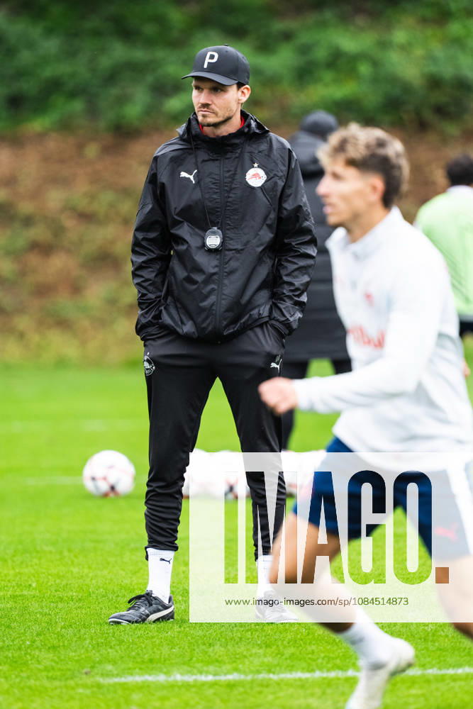 SOCCER - UEFA EL, RBS vs Milan SALZBURG,AUSTRIA,14.OCT.26 - SOCCER - UEFA Europa League, Red Bull Salzburg vs AC Milan, preview, training RBS. Image shows head coach Danny Roehl (RBS). GEPAxpictures Arellano