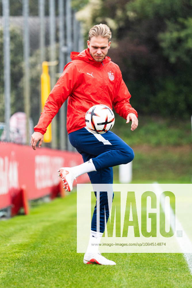 SOCCER - UEFA EL, RBS vs Milan SALZBURG,AUSTRIA,14.OCT.26 - SOCCER - UEFA Europa League, Red Bull Salzburg vs AC Milan, preview, training RBS. Image shows Leandro Morgalla (RBS). GEPAxpictures Arellano
