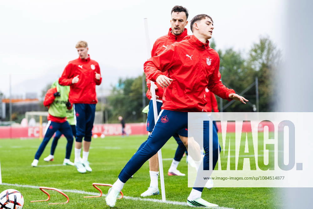 SOCCER - UEFA EL, RBS vs Milan SALZBURG,AUSTRIA,14.OCT.26 - SOCCER - UEFA Europa League, Red Bull Salzburg vs AC Milan, preview, training RBS. Image shows the team of RBS. GEPAxpictures Arellano