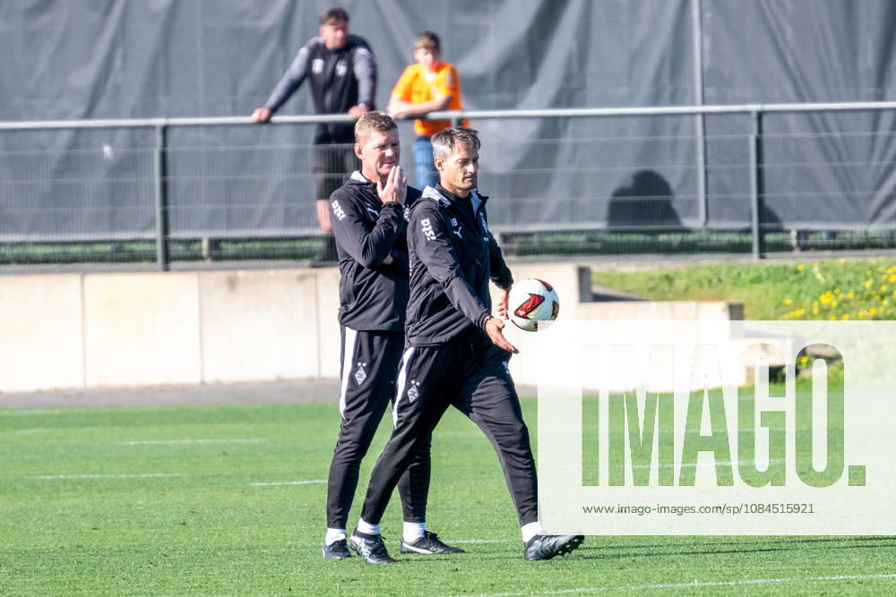 Alexander Blessin (Borussia Moenchengladbach, Trainer) spielt den Ball nach Beendigung des Trainings zur Linie. Dabei Markus Gellhaus (Borussia Moenchengladbach, Co-Trainer). Oeffentliches Training Borussia Moenchengladbach, Fussball, Bundesliga, Saison 2026 2027, 14.10.2026 oeffentliches Training Borussia Moenchengladbach, Fussball, Bundesliga, Saison 2026 2027, 14.10.2026 Moenchengladbach