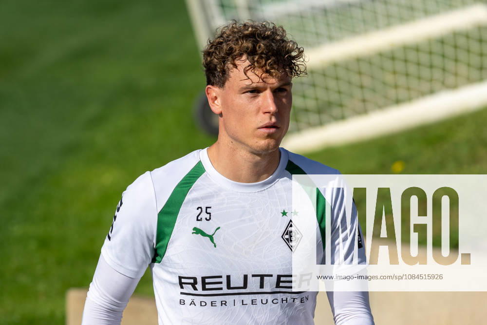 Robin Hack (Borussia Moenchengladbach, 25) auf dem Weg in die Kabine. Oeffentliches Training Borussia Moenchengladbach, Fussball, Bundesliga, Saison 2026 2027, 14.10.2026 oeffentliches Training Borussia Moenchengladbach, Fussball, Bundesliga, Saison 2026 2027, 14.10.2026 Moenchengladbach