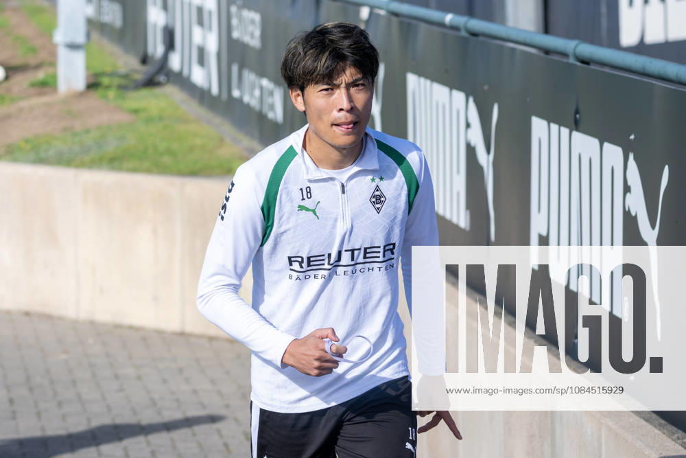 Shuto Machino (Borussia Moenchengladbach, 18) auf dem Weg in die Kabine. Oeffentliches Training Borussia Moenchengladbach, Fussball, Bundesliga, Saison 2026 2027, 14.10.2026 oeffentliches Training Borussia Moenchengladbach, Fussball, Bundesliga, Saison 2026 2027, 14.10.2026 Moenchengladbach