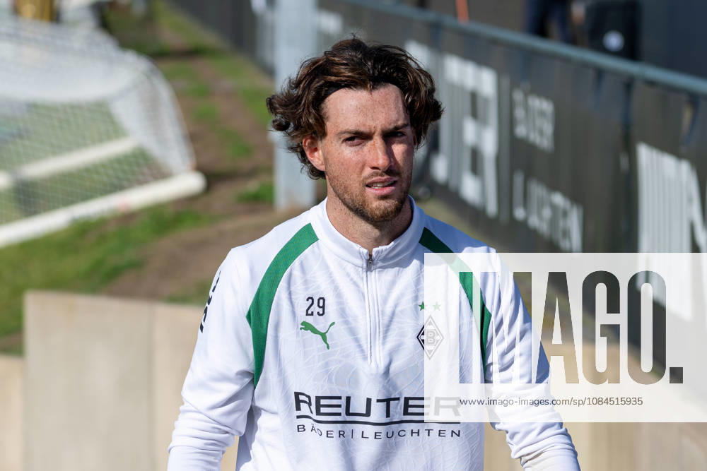 Joe Scally (Borussia Moenchengladbach, 29) auf dem Weg in die Kabine. Oeffentliches Training Borussia Moenchengladbach, Fussball, Bundesliga, Saison 2026 2027, 14.10.2026 oeffentliches Training Borussia Moenchengladbach, Fussball, Bundesliga, Saison 2026 2027, 14.10.2026 Moenchengladbach