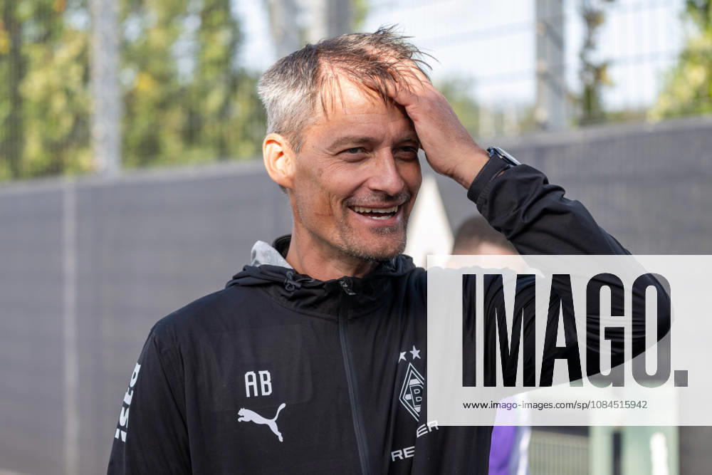 Alexander Blessin (Borussia Moenchengladbach, Trainer) stellt sich den Fragen der Reporter. Oeffentliches Training Borussia Moenchengladbach, Fussball, Bundesliga, Saison 2026 2027, 14.10.2026 oeffentliches Training Borussia Moenchengladbach, Fussball, Bundesliga, Saison 2026 2027, 14.10.2026 Moenchengladbach