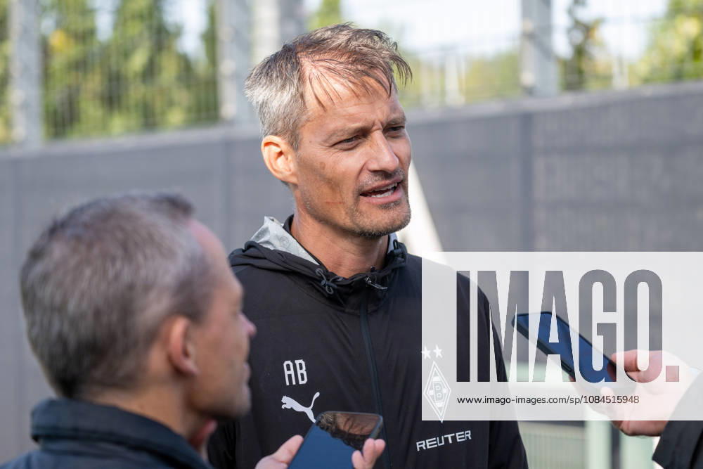Alexander Blessin (Borussia Moenchengladbach, Trainer) stellt sich den Fragen der Reporter zur Verletzensituation und zum Trainingsabbruch von Tim Kleindienst (Borussia Moenchengladbach, 11). Oeffentliches Training Borussia Moenchengladbach, Fussball, Bundesliga, Saison 2026 2027, 14.10.2026 oeffentliches Training Borussia Moenchengladbach, Fussball, Bundesliga, Saison 2026 2027, 14.10.2026 Moenchengladbach