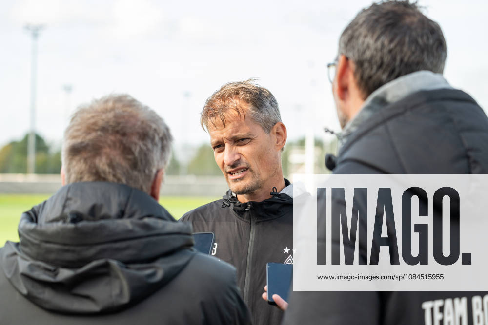 Alexander Blessin (Borussia Moenchengladbach, Trainer) stellt sich den Fragen der Reporter zur Verletzensituation und zum Trainingsabbruch von Tim Kleindienst (Borussia Moenchengladbach, 11). Oeffentliches Training Borussia Moenchengladbach, Fussball, Bundesliga, Saison 2026 2027, 14.10.2026 oeffentliches Training Borussia Moenchengladbach, Fussball, Bundesliga, Saison 2026 2027, 14.10.2026 Moenchengladbach