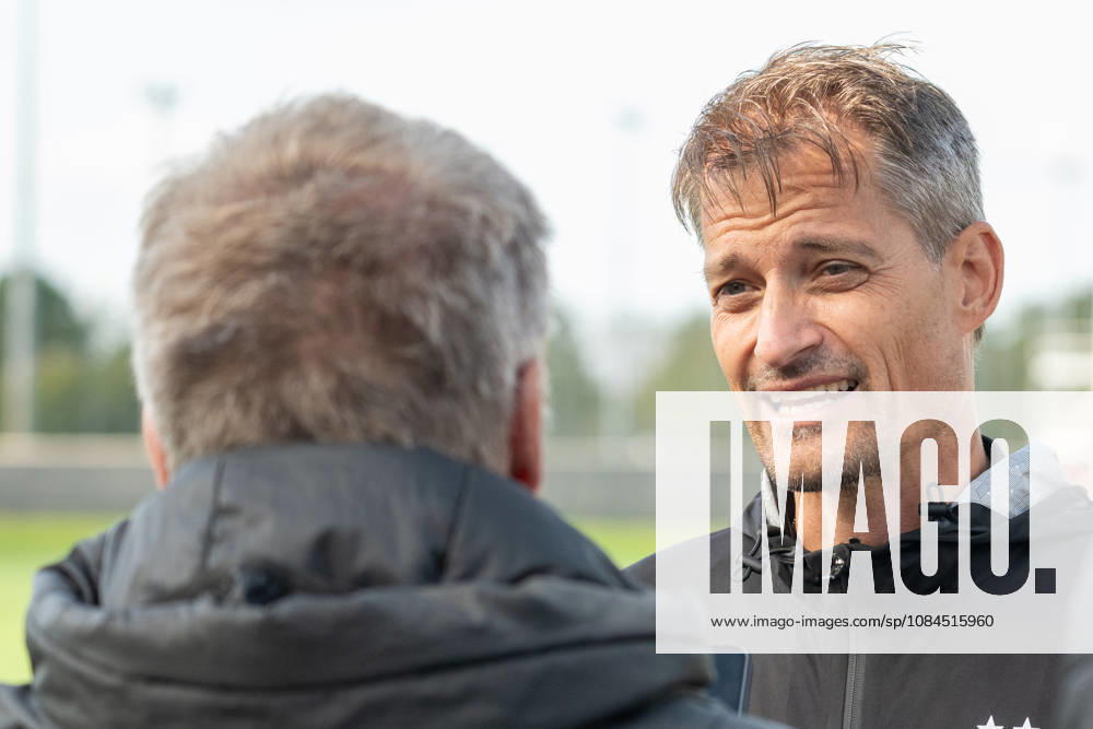 Alexander Blessin (Borussia Moenchengladbach, Trainer) stellt sich den Fragen der Reporter zur Verletzensituation und zum Trainingsabbruch von Tim Kleindienst (Borussia Moenchengladbach, 11). Oeffentliches Training Borussia Moenchengladbach, Fussball, Bundesliga, Saison 2026 2027, 14.10.2026 oeffentliches Training Borussia Moenchengladbach, Fussball, Bundesliga, Saison 2026 2027, 14.10.2026 Moenchengladbach