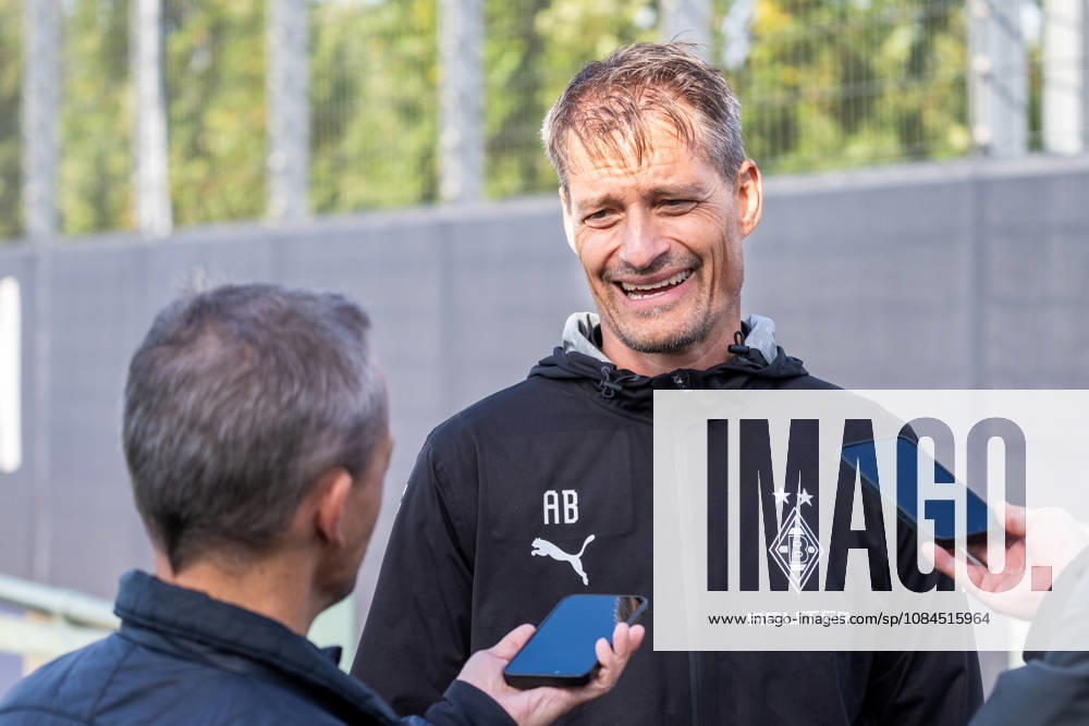 Alexander Blessin (Borussia Moenchengladbach, Trainer) stellt sich den Fragen der Reporter zur Verletzensituation und zum Trainingsabbruch von Tim Kleindienst (Borussia Moenchengladbach, 11). Oeffentliches Training Borussia Moenchengladbach, Fussball, Bundesliga, Saison 2026 2027, 14.10.2026 oeffentliches Training Borussia Moenchengladbach, Fussball, Bundesliga, Saison 2026 2027, 14.10.2026 Moenchengladbach