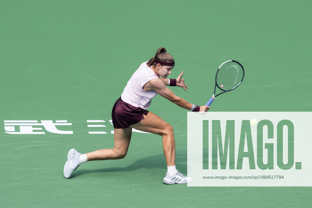 2026 WTA, Tennis Damen Wuhan Open: Karolina Muchova - Caty McNally in China - 14 Oct. Karolina Muchova of Czechia seen in action with Caty McNally of USA (Not in view) during the Wuhan Open final match at the Optics Valley International Tennis Center. Karolina Muchova defeated Caty McNally with a score of 3-6, 7-6, 7-6. Wuhan China