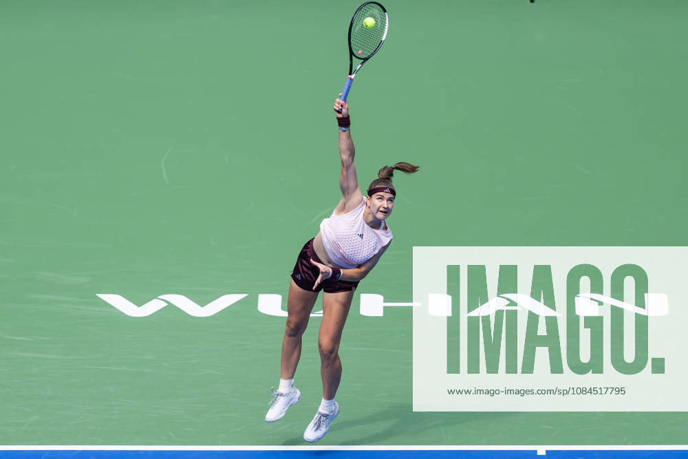 2026 WTA, Tennis Damen Wuhan Open: Karolina Muchova - Caty McNally in China - 14 Oct. Karolina Muchova of Czechia seen in action with Caty McNally of USA (Not in view) during the Wuhan Open final match at the Optics Valley International Tennis Center. Karolina Muchova defeated Caty McNally with a score of 3-6, 7-6, 7-6. Wuhan China