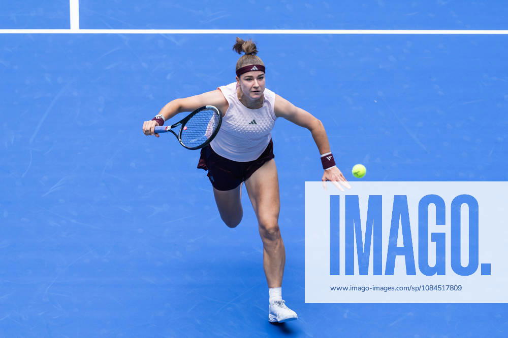 2026 WTA, Tennis Damen Wuhan Open: Karolina Muchova - Caty McNally in China - 14 Oct. Karolina Muchova of Czechia seen in action with Caty McNally of USA (Not in view) during the Wuhan Open final match at the Optics Valley International Tennis Center. Karolina Muchova defeated Caty McNally with a score of 3-6, 7-6, 7-6. Wuhan China