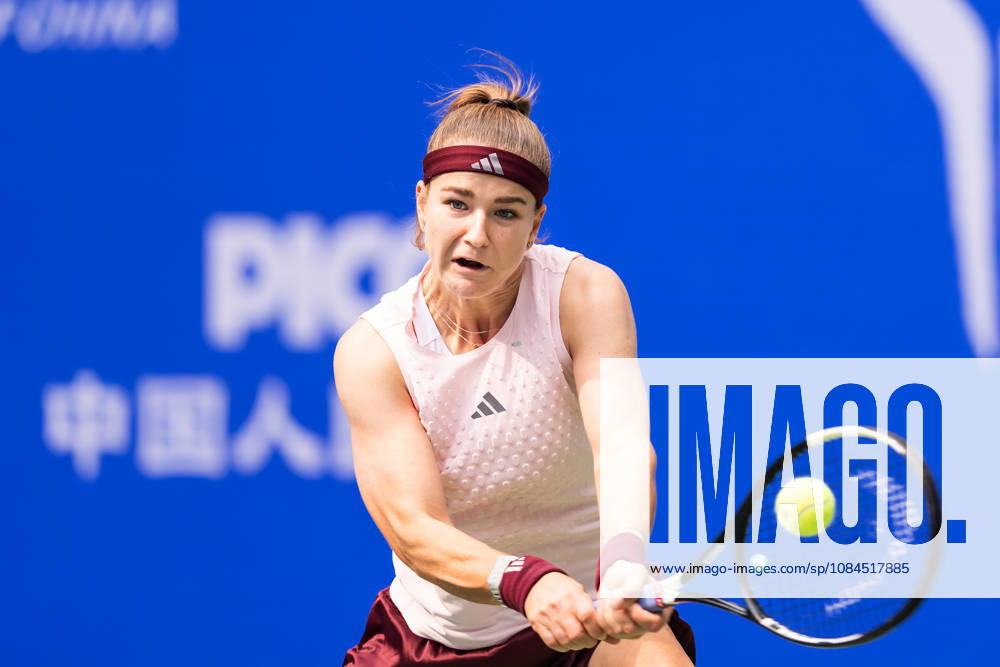 2026 WTA, Tennis Damen Wuhan Open: Karolina Muchova - Caty McNally in China - 14 Oct. Karolina Muchova of Czechia seen in action with Caty McNally of USA (Not in view) during the Wuhan Open final match at the Optics Valley International Tennis Center. Karolina Muchova defeated Caty McNally with a score of 3-6, 7-6, 7-6. Wuhan China