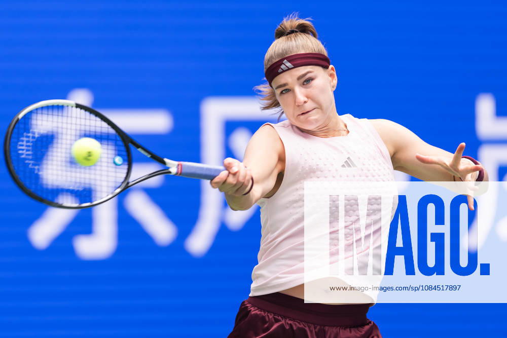 2026 WTA, Tennis Damen Wuhan Open: Karolina Muchova - Caty McNally in China - 14 Oct. Karolina Muchova of Czechia seen in action with Caty McNally of USA (Not in view) during the Wuhan Open final match at the Optics Valley International Tennis Center. Karolina Muchova defeated Caty McNally with a score of 3-6, 7-6, 7-6. Wuhan China
