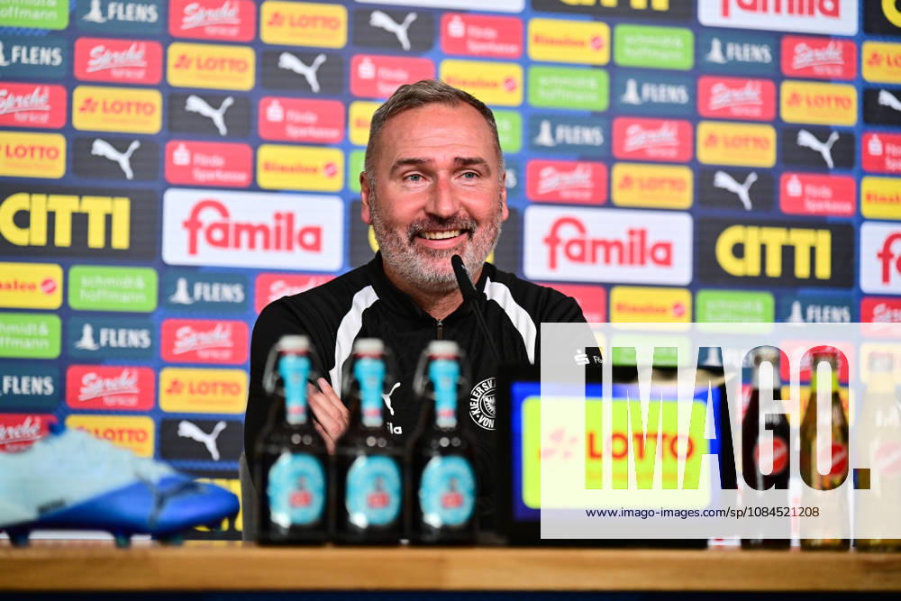 Fußball, Herren, 2.BL (Bundesliga), Saison 2026 2027, Holstein Kiel Pressekonferenz mit Trainer Tim Walter vor dem Spiel am Freitag gegen Hertha BSC Berlin, KSV Tim Walter bei der PK Kiel, nähe Holstein-Stadion Holstein-Stadion, Presseraum Schleswig-Holstein Deutschland