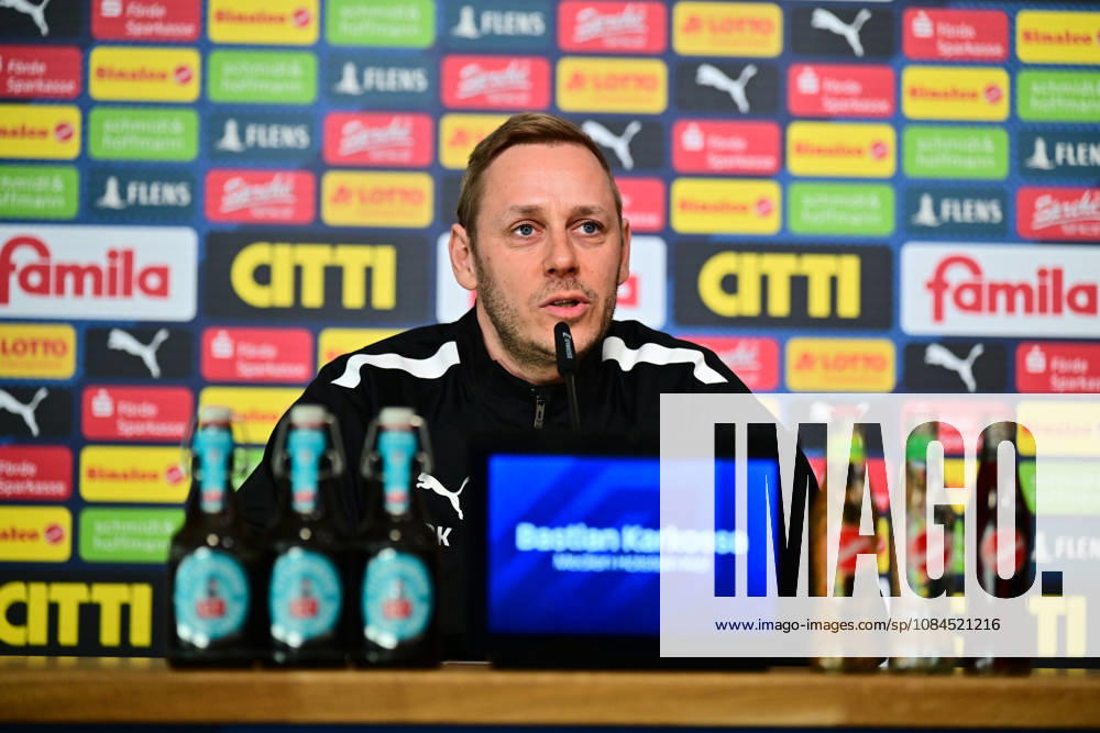 Fußball, Herren, 2.BL (Bundesliga), Saison 2026 2027, Holstein Kiel Pressekonferenz mit Trainer Tim Walter vor dem Spiel am Freitag gegen Hertha BSC Berlin, KSV Pressesprecher Bastian Karkossa Kiel, nähe Holstein-Stadion Holstein-Stadion, Presseraum Schleswig-Holstein Deutschland