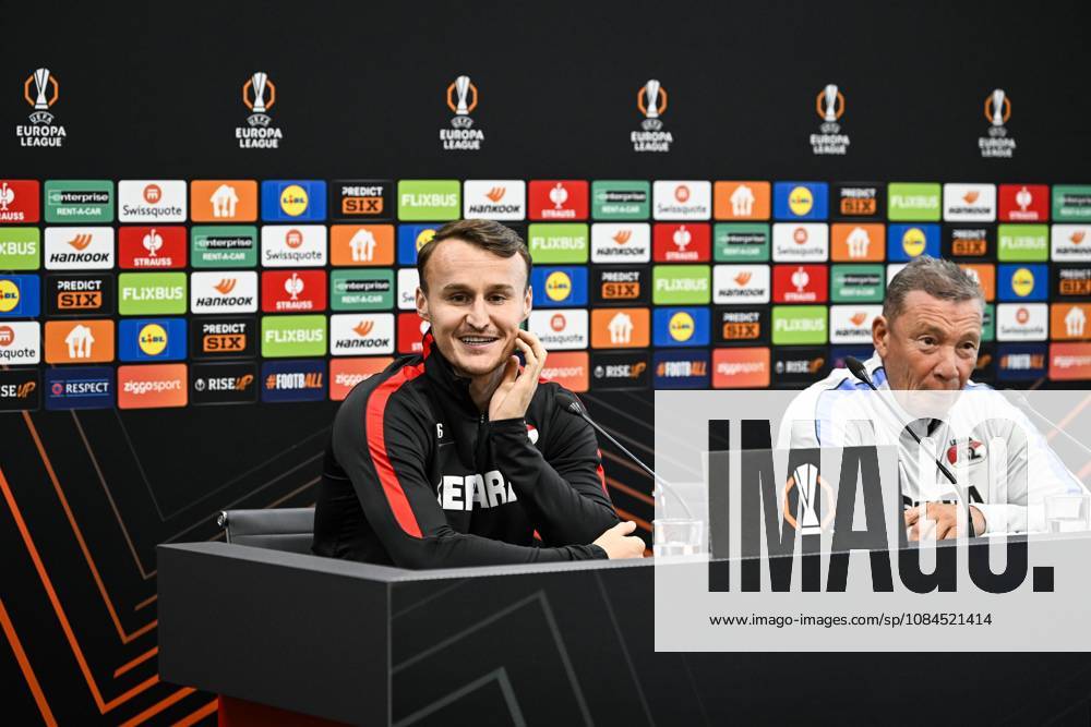ALKMAAR - (lr) Peer Koopmeiners of AZ Alkmaar, AZ Alkmaar coach Lee-Roy Echteld of AZ Alkmaar during a press conference, PK, Pressekonferenz the day before the Europa League match between AZ Alkmaar and Hapoel Beer-Sheva at the AFAS Stadium, on October 14, 2026 in Alkmaar, the Netherlands. OLAF KRAAK ANP ANPxSportx IVx 572421835 originalFilename: 572421835