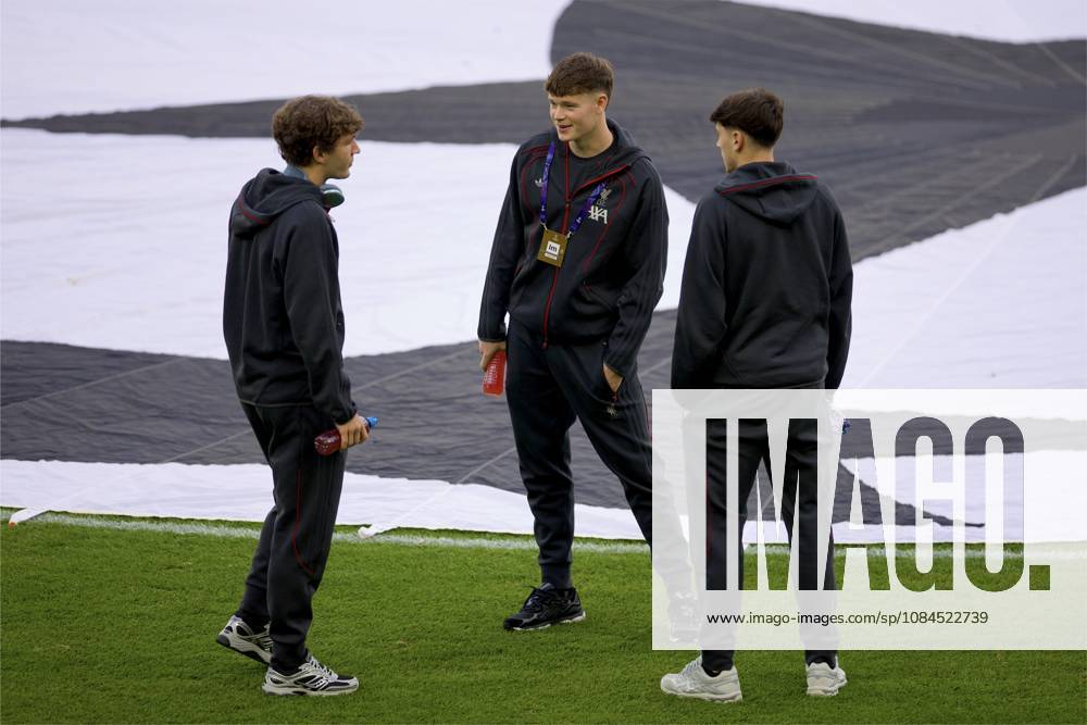 Football - UEFA Champions League - LASK v Liverpool FC LINZ, AUSTRIA - Wednesday, October 14, 2026: (L-R) Liverpool s Lewis Koumas, James McConnell and Luke Chambers on the pitch before the UEFA Champions League 2026 27 League Phase MD2 match between LASK and Liverpool FC at the Oberösterreich Arena. (Photo by David Rawcliffe Propaganda) LINZ Oberösterreich Arena UPPER AUSTRIA AUSTRIA