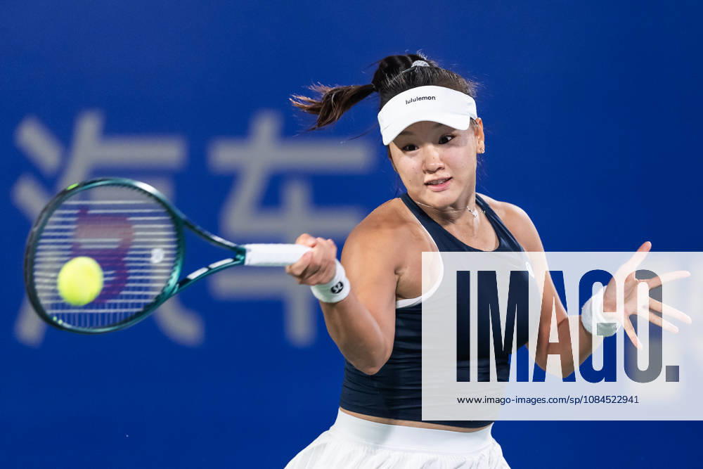 2026 WTA, Tennis Damen Wuhan Open: Hanyu Guo Vs Katie Volynets in wuhan, China - 14 Oct 2026 Hanyu Guo of China plays against Katie Volynets of USA ( not in view) during the Wuhan Open final match at the Optics Valley International Tennis Center. Hanyu Guo defeated Katie Volynets with a score of 6-4, 4-6, 7-6. wuhan China