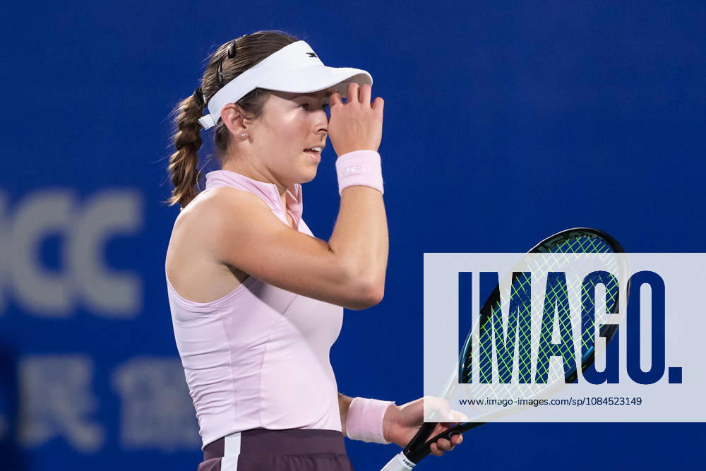Katie Volynets of USA plays against Hanyu Guo of China ( not in view) during the Wuhan Open final match at the Optics Valley International Tennis Center. Hanyu Guo defeated Katie Volynets with a score of 6-4, 4-6, 7-6. 2026 WTA, Tennis Damen Wuhan Open: Hanyu Guo Vs Katie Volynets In Wuhan, China - 14 Oct 2026 - ZUMAs197 20261014_aaa_s197_107