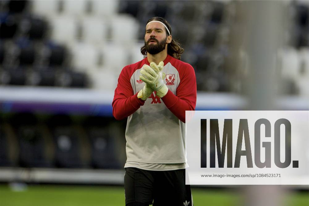 Football - UEFA Champions League - LASK v Liverpool FC LINZ, AUSTRIA - Wednesday, October 14, 2026: Liverpool s goalkeeper Alisson Becker applauds the travelling supporters during the pre-match warm-up before the UEFA Champions League 2026 27 League Phase MD2 match between LASK and Liverpool FC at the Oberösterreich Arena. (Photo by David Rawcliffe Propaganda) LINZ Oberösterreich Arena UPPER AUSTRIA AUSTRIA