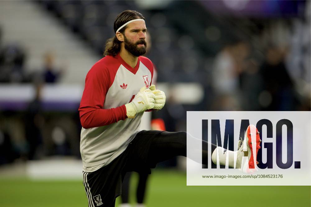Football - UEFA Champions League - LASK v Liverpool FC LINZ, AUSTRIA - Wednesday, October 14, 2026: Liverpool s goalkeeper Alisson Becker during the pre-match warm-up before the UEFA Champions League 2026 27 League Phase MD2 match between LASK and Liverpool FC at the Oberösterreich Arena. (Photo by David Rawcliffe Propaganda) LINZ Oberösterreich Arena UPPER AUSTRIA AUSTRIA