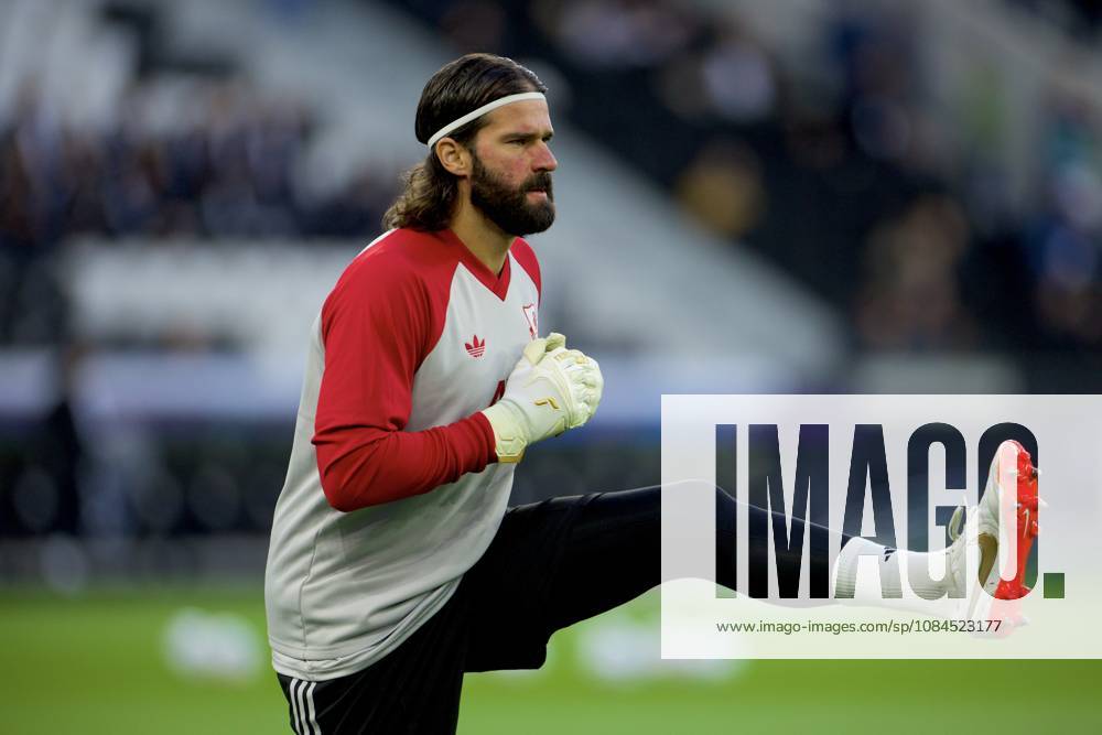 Football - UEFA Champions League - LASK v Liverpool FC LINZ, AUSTRIA - Wednesday, October 14, 2026: Liverpool s goalkeeper Alisson Becker during the pre-match warm-up before the UEFA Champions League 2026 27 League Phase MD2 match between LASK and Liverpool FC at the Oberösterreich Arena. (Photo by David Rawcliffe Propaganda) LINZ Oberösterreich Arena UPPER AUSTRIA AUSTRIA